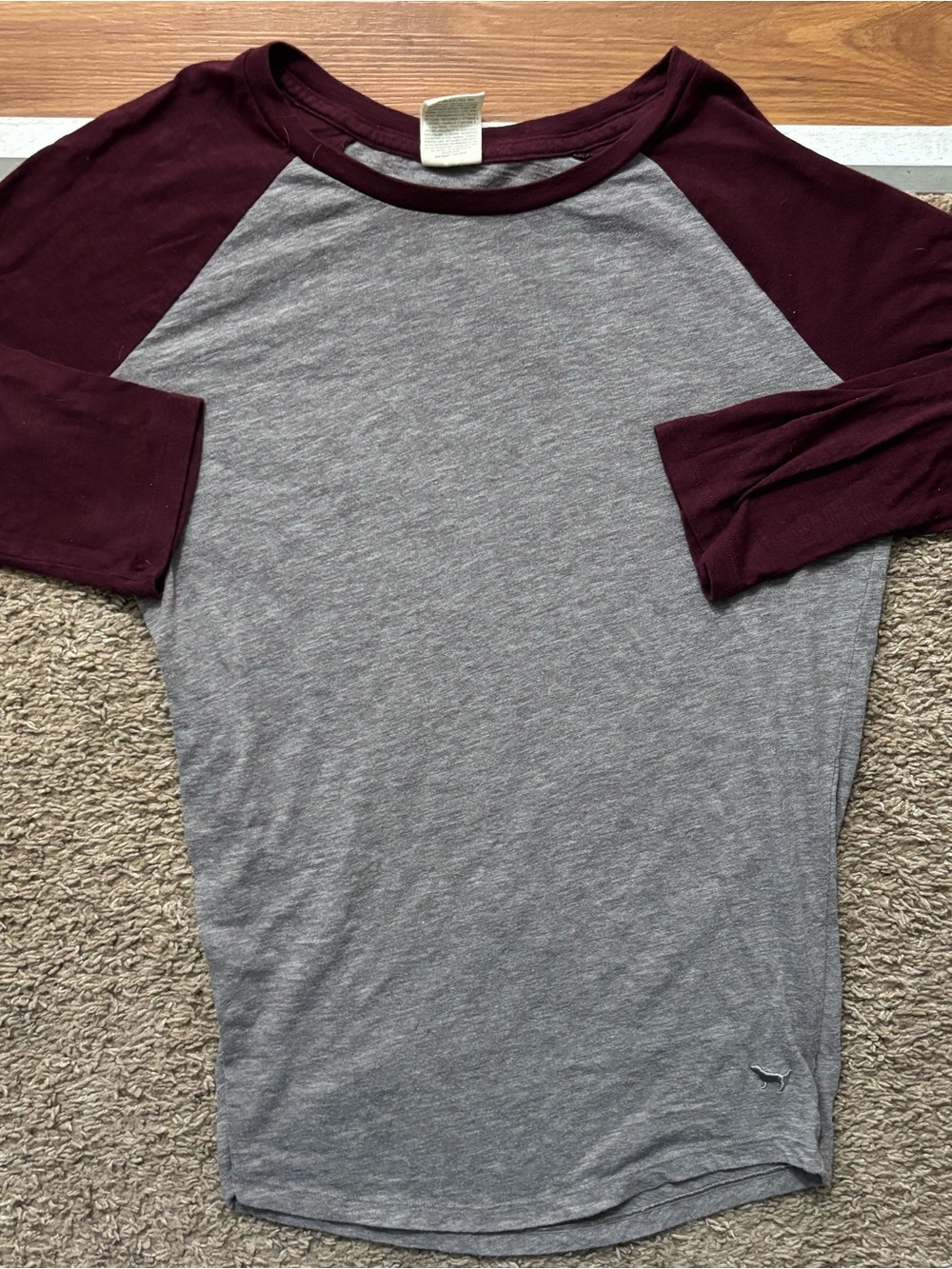 Victoria’s secret PINK Woman’s Sm Grey and Burgundy Raglan Baseball Tee Like New